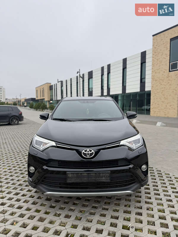 Внедорожник / Кроссовер Toyota RAV4 2017 в Хмельницком