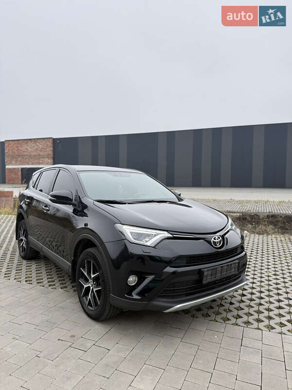 Внедорожник / Кроссовер Toyota RAV4 2017 в Хмельницком
