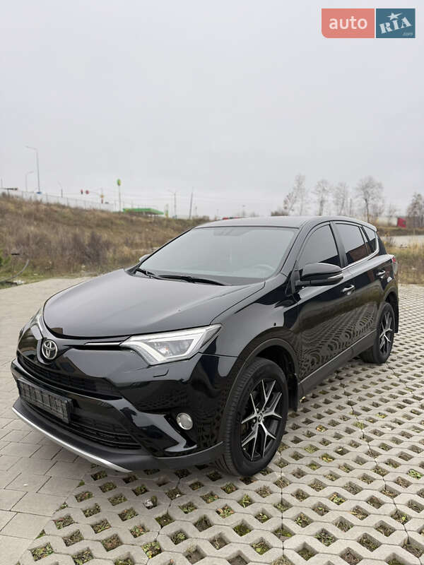 Внедорожник / Кроссовер Toyota RAV4 2017 в Хмельницком