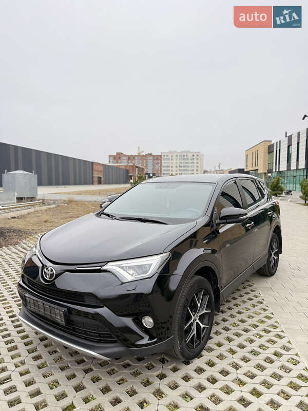 Внедорожник / Кроссовер Toyota RAV4 2017 в Хмельницком