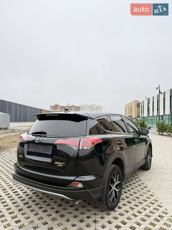 Внедорожник / Кроссовер Toyota RAV4 2017 в Хмельницком