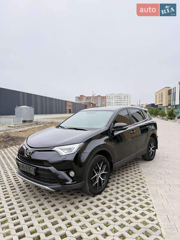 Внедорожник / Кроссовер Toyota RAV4 2017 в Хмельницком