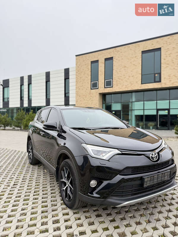 Внедорожник / Кроссовер Toyota RAV4 2017 в Хмельницком