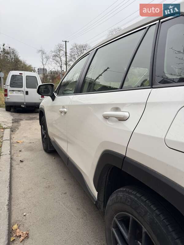 Позашляховик / Кросовер Toyota RAV4 2020 в Львові