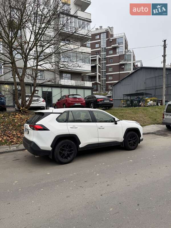 Позашляховик / Кросовер Toyota RAV4 2020 в Львові