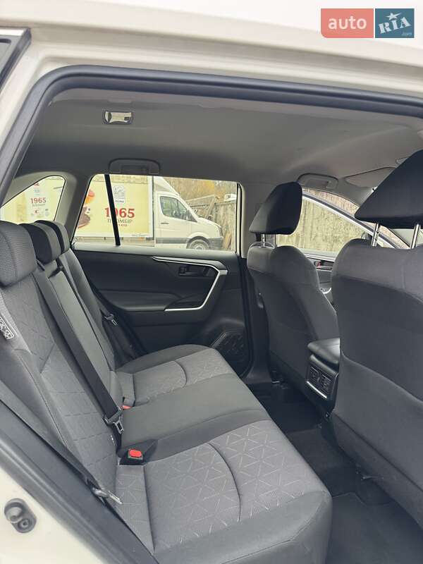 Позашляховик / Кросовер Toyota RAV4 2020 в Львові