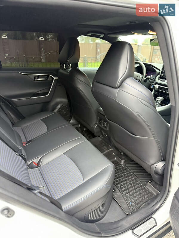 Внедорожник / Кроссовер Toyota RAV4 2021 в Киеве