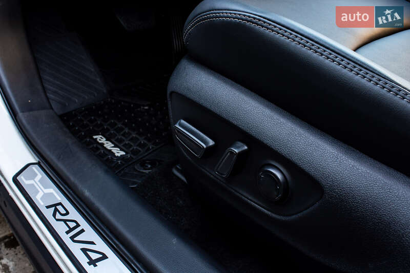 Внедорожник / Кроссовер Toyota RAV4 2025 в Львове