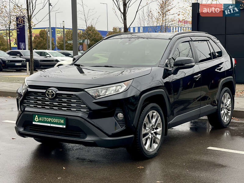 Внедорожник / Кроссовер Toyota RAV4 2019 в Киеве