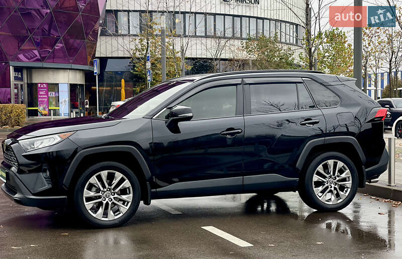 Внедорожник / Кроссовер Toyota RAV4 2019 в Киеве