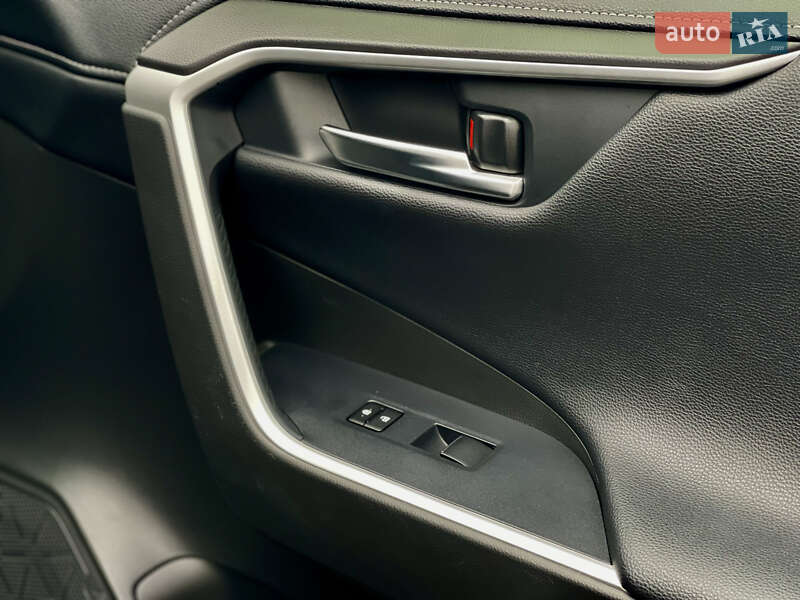 Внедорожник / Кроссовер Toyota RAV4 2019 в Киеве