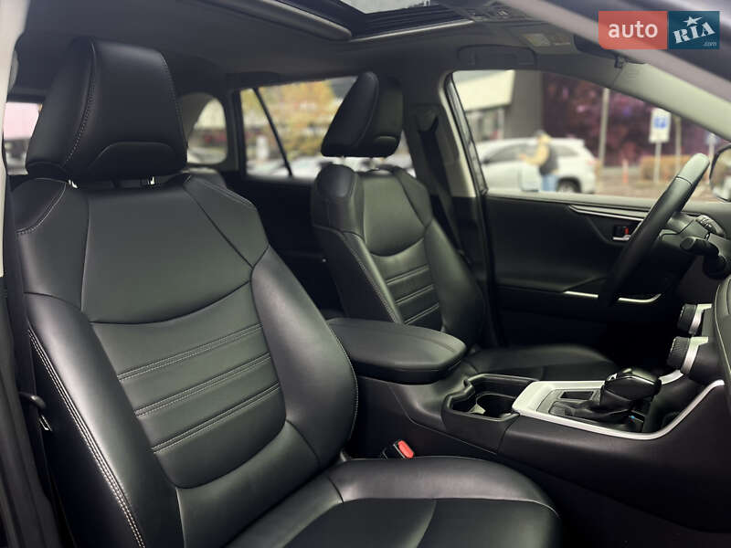 Внедорожник / Кроссовер Toyota RAV4 2019 в Киеве