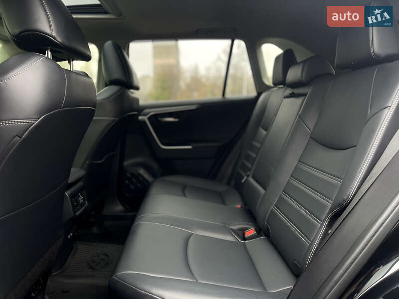 Внедорожник / Кроссовер Toyota RAV4 2019 в Киеве