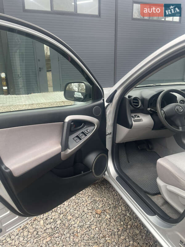 Внедорожник / Кроссовер Toyota RAV4 2008 в Коростене