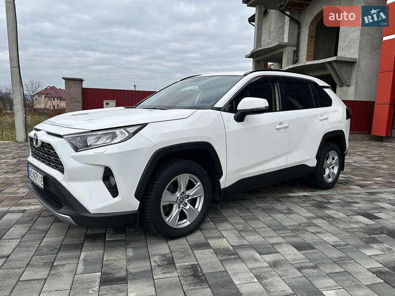 Внедорожник / Кроссовер Toyota RAV4 2019 в Тячеве