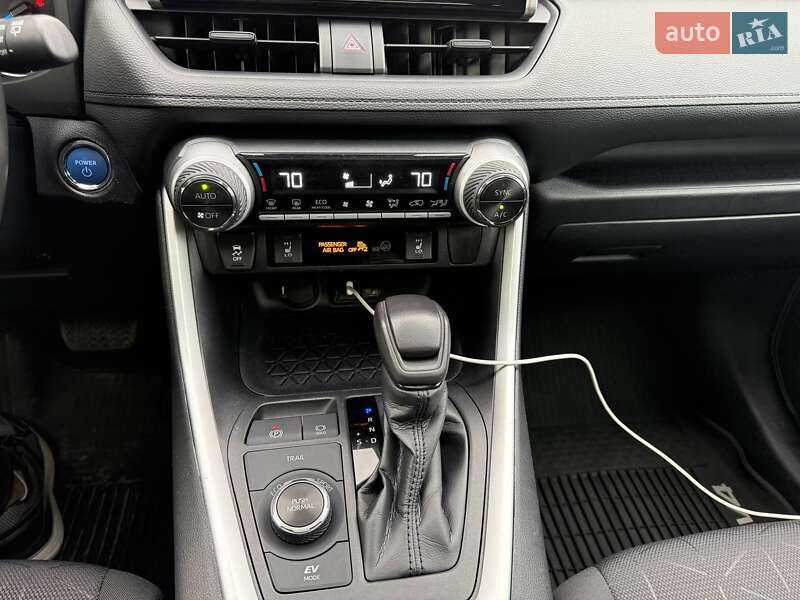 Внедорожник / Кроссовер Toyota RAV4 2020 в Киеве