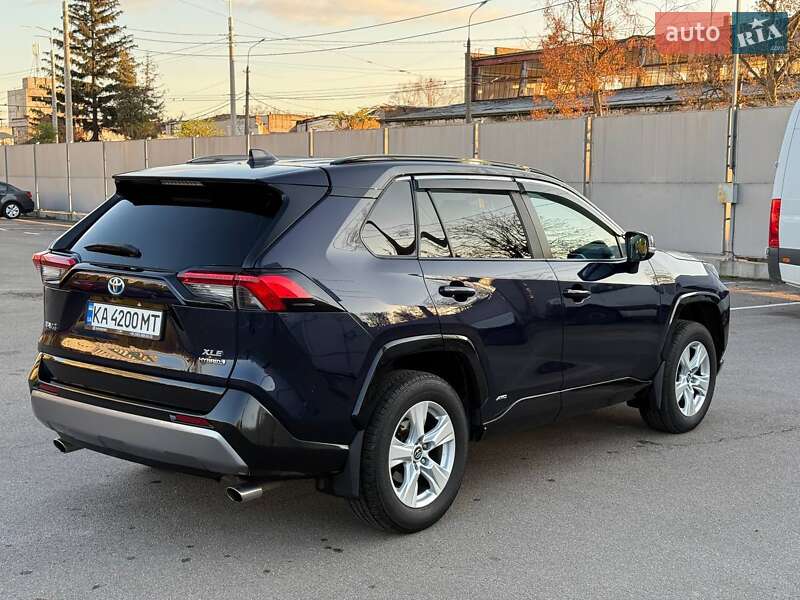 Внедорожник / Кроссовер Toyota RAV4 2020 в Киеве