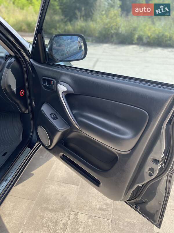 Внедорожник / Кроссовер Toyota RAV4 2005 в Сокирянах