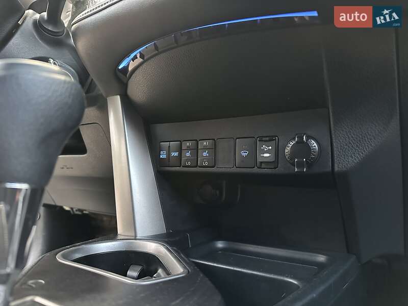 Внедорожник / Кроссовер Toyota RAV4 2018 в Харькове