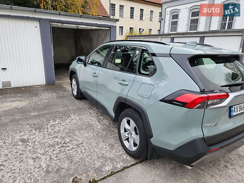 Внедорожник / Кроссовер Toyota RAV4 2020 в Ужгороде
