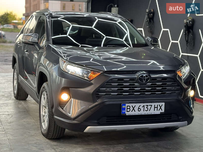 Внедорожник / Кроссовер Toyota RAV4 2019 в Киеве
