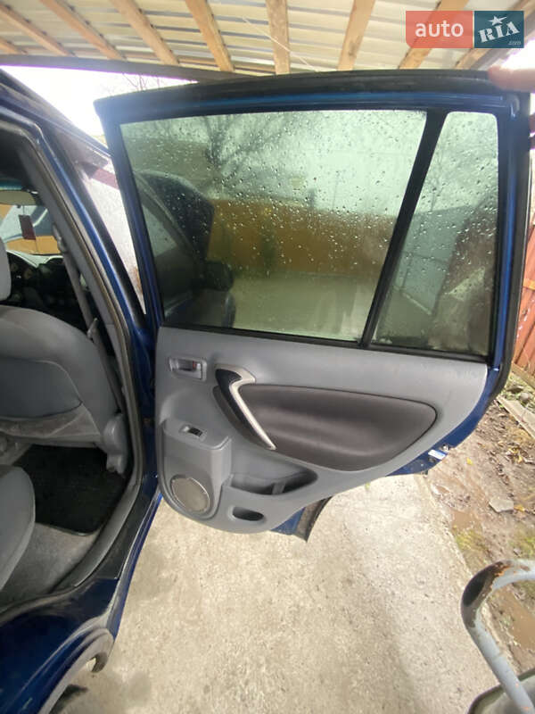 Позашляховик / Кросовер Toyota RAV4 2000 в Ладижині