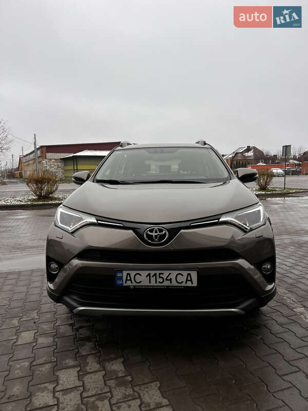 Внедорожник / Кроссовер Toyota RAV4 2017 в Луцке