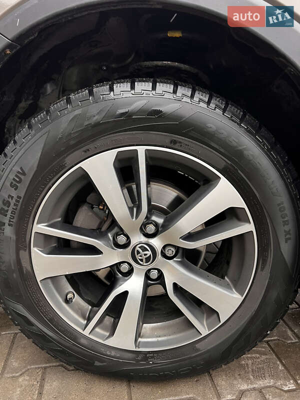 Внедорожник / Кроссовер Toyota RAV4 2017 в Луцке