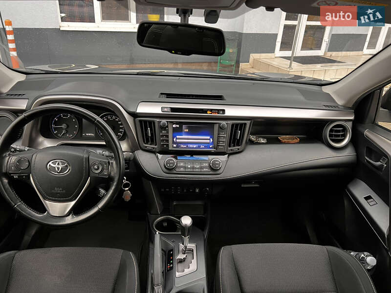 Внедорожник / Кроссовер Toyota RAV4 2017 в Луцке