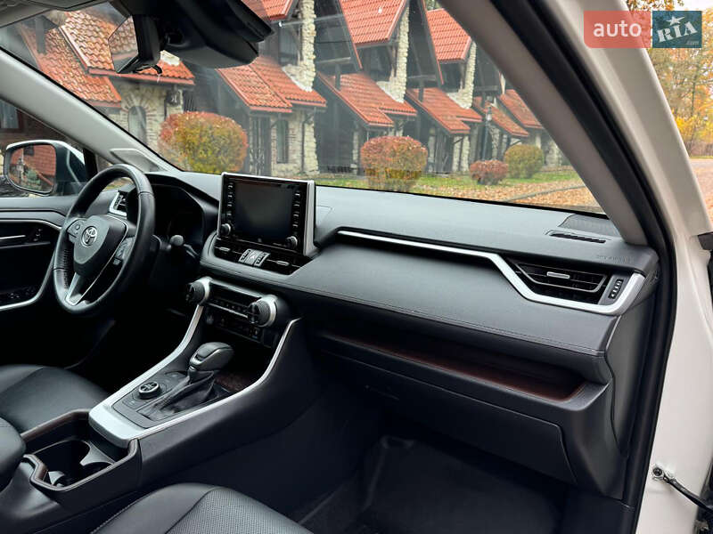 Позашляховик / Кросовер Toyota RAV4 2020 в Львові