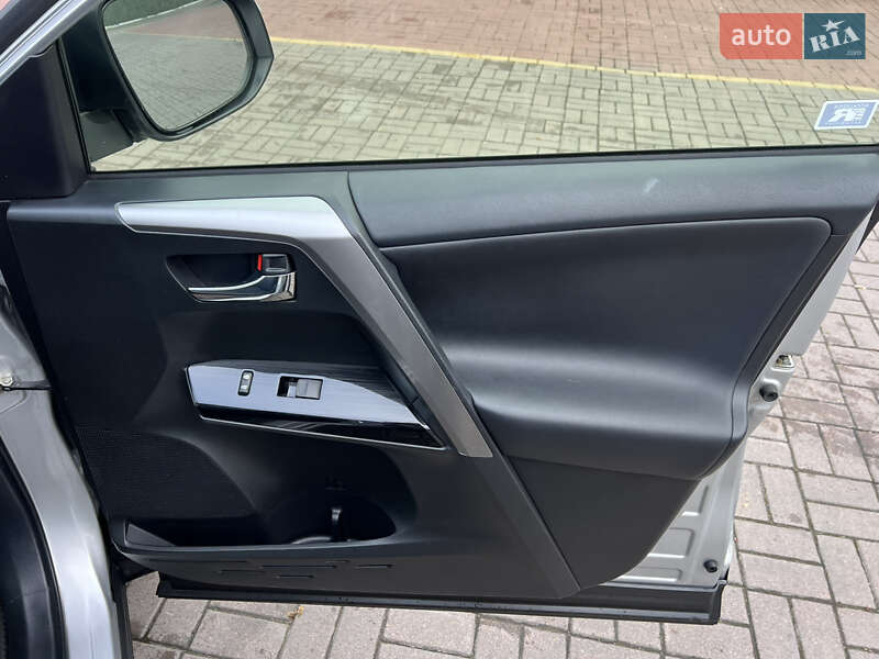 Позашляховик / Кросовер Toyota RAV4 2016 в Києві