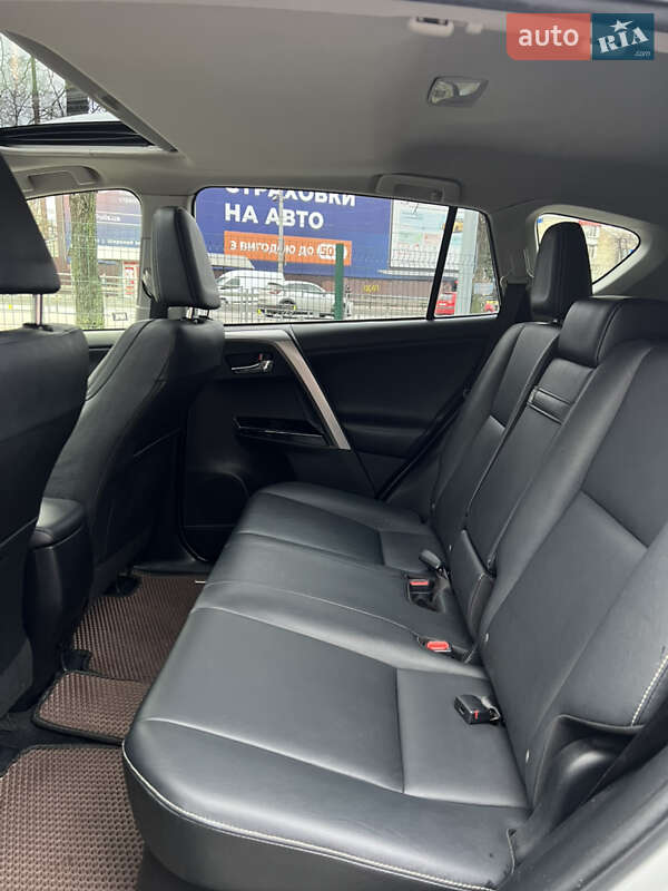 Позашляховик / Кросовер Toyota RAV4 2016 в Києві