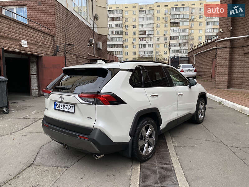 Внедорожник / Кроссовер Toyota RAV4 2020 в Киеве