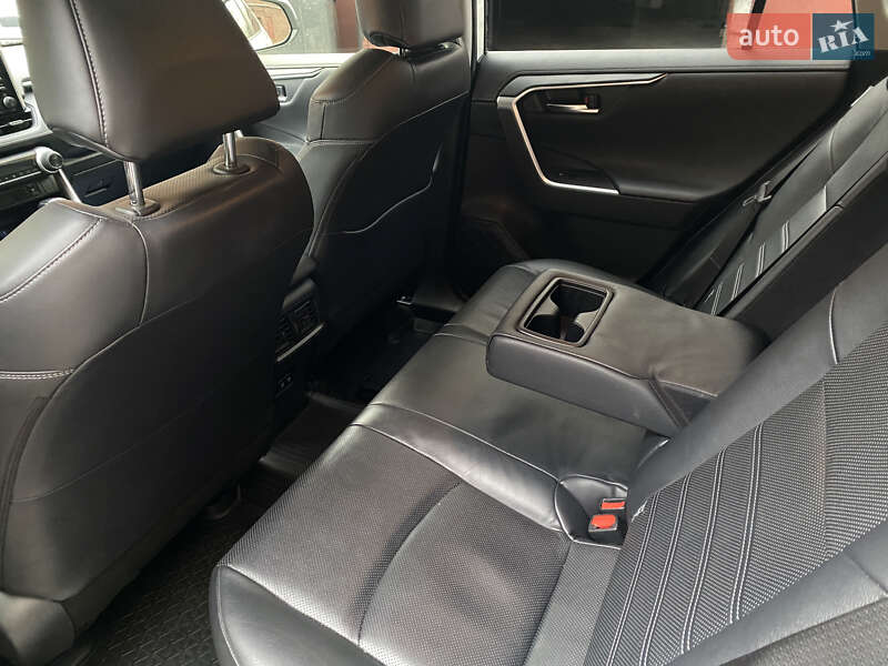Внедорожник / Кроссовер Toyota RAV4 2020 в Киеве