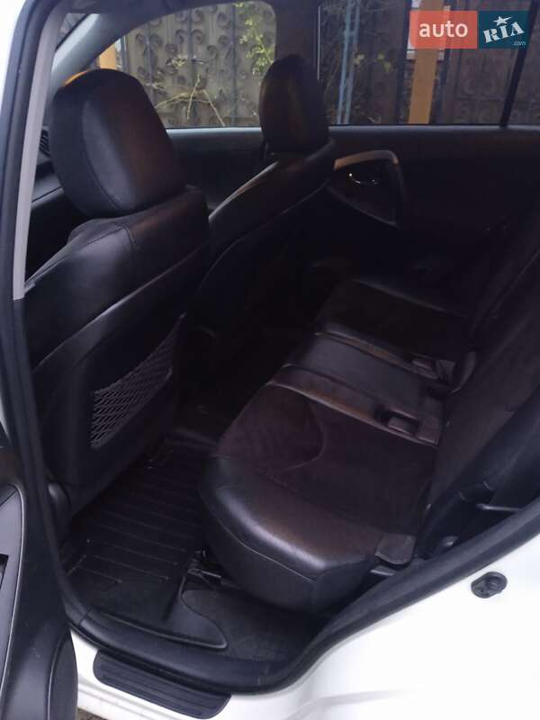 Внедорожник / Кроссовер Toyota RAV4 2010 в Киеве