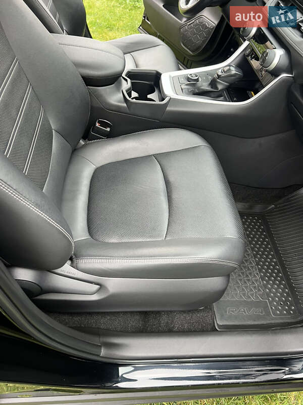 Внедорожник / Кроссовер Toyota RAV4 2020 в Буче