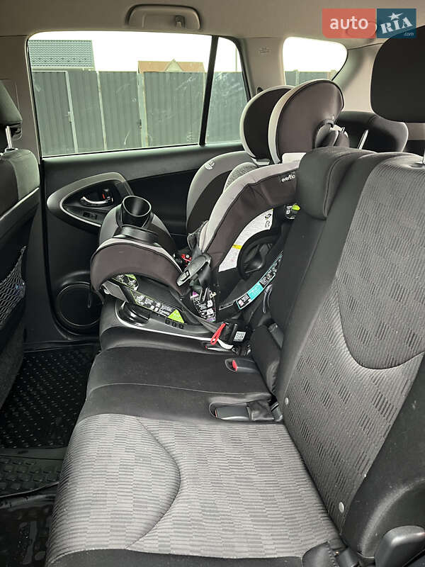 Внедорожник / Кроссовер Toyota RAV4 2012 в Ирпене