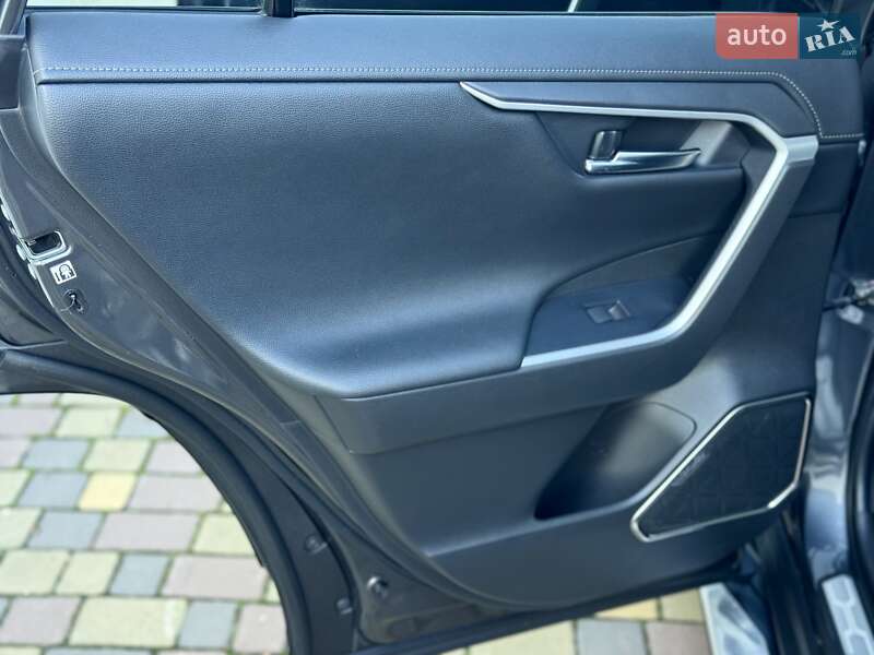 Позашляховик / Кросовер Toyota RAV4 2020 в Дніпрі