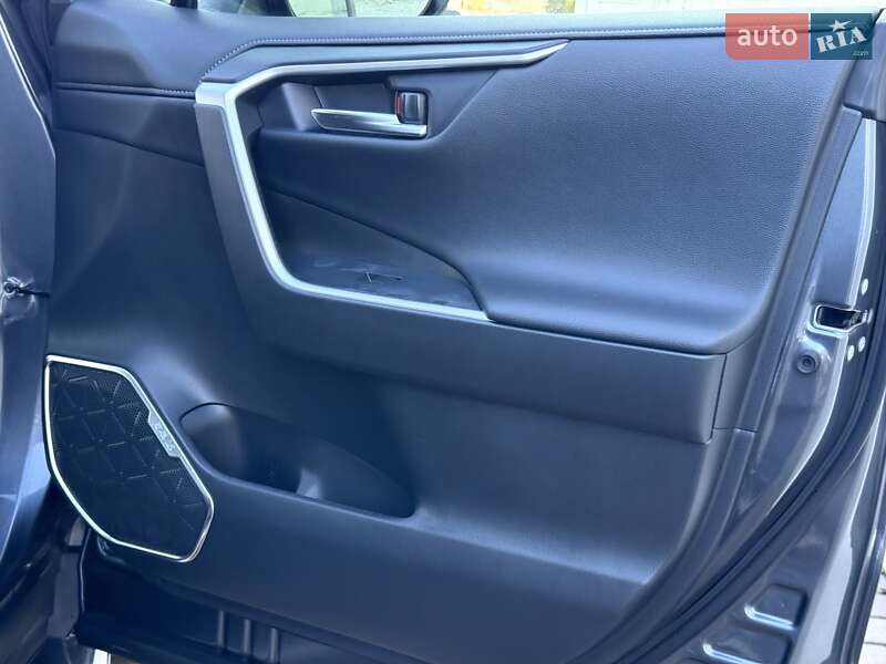 Позашляховик / Кросовер Toyota RAV4 2020 в Дніпрі