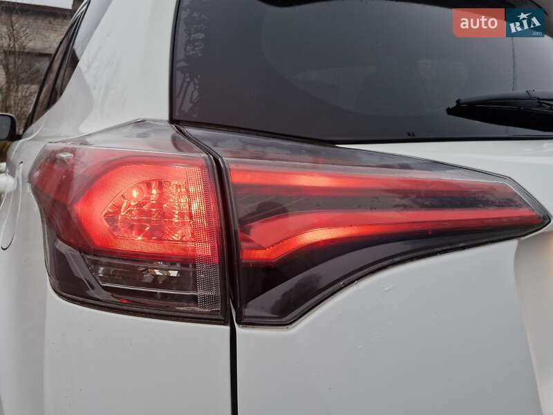 Позашляховик / Кросовер Toyota RAV4 2017 в Умані