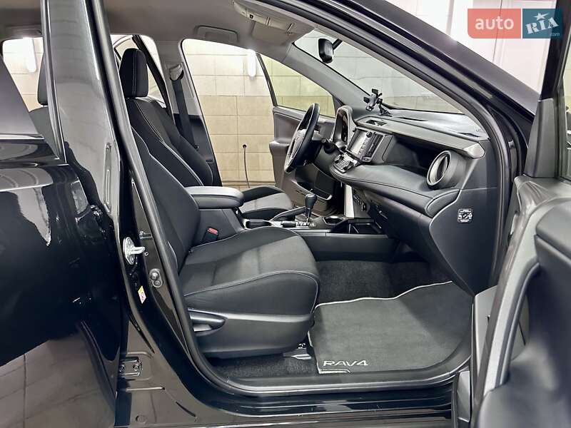 Позашляховик / Кросовер Toyota RAV4 2018 в Сумах