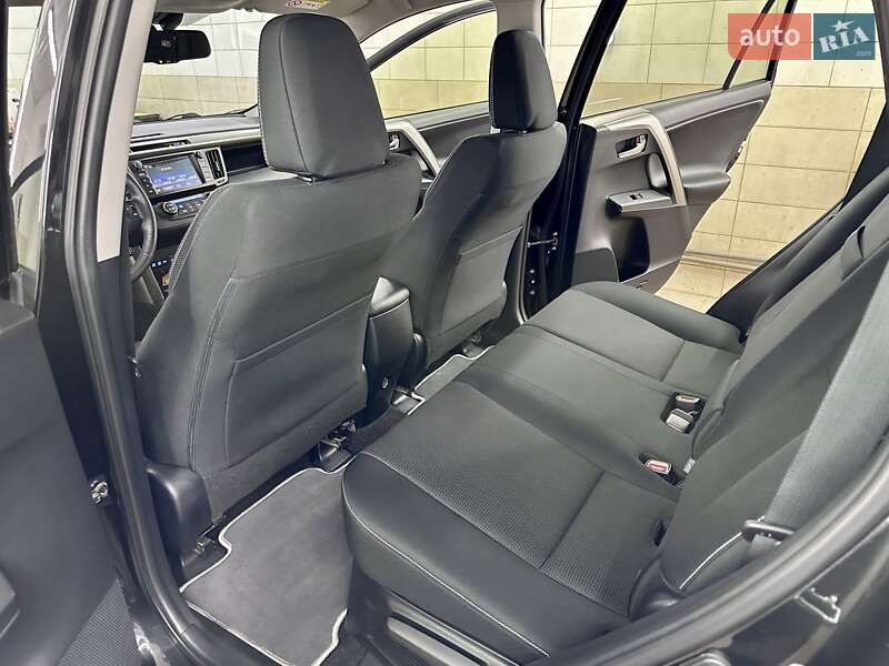 Позашляховик / Кросовер Toyota RAV4 2018 в Сумах