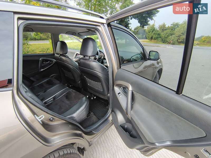 Внедорожник / Кроссовер Toyota RAV4 2010 в Львове