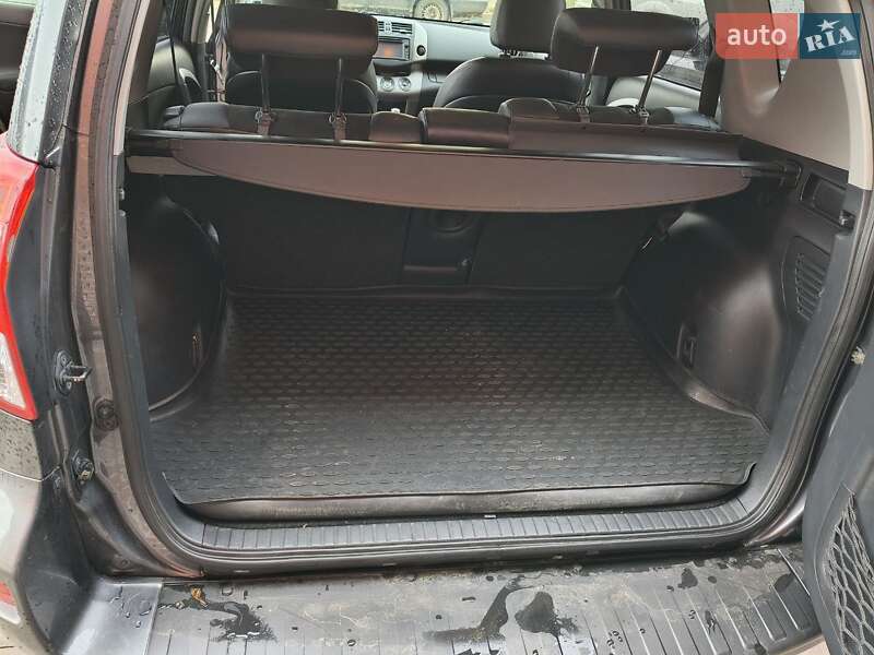 Внедорожник / Кроссовер Toyota RAV4 2012 в Софиевской Борщаговке