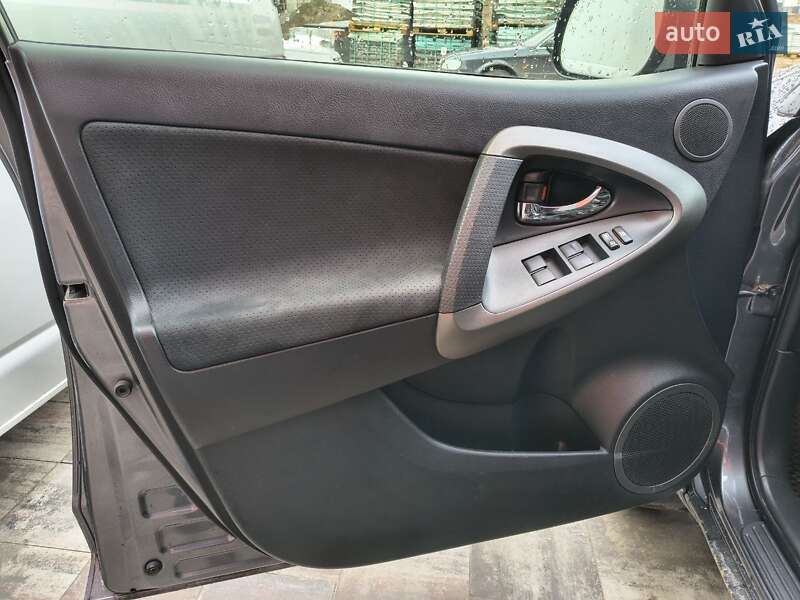 Внедорожник / Кроссовер Toyota RAV4 2012 в Софиевской Борщаговке