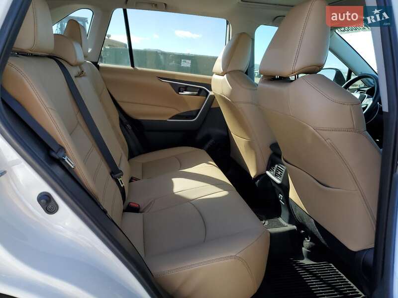 Внедорожник / Кроссовер Toyota RAV4 2019 в Львове