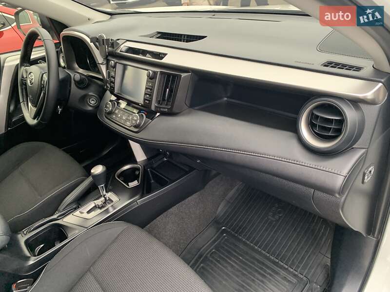 Позашляховик / Кросовер Toyota RAV4 2016 в Києві фото 43 Позашляховик / Кросовер Toyota RAV4 2016 в Києві