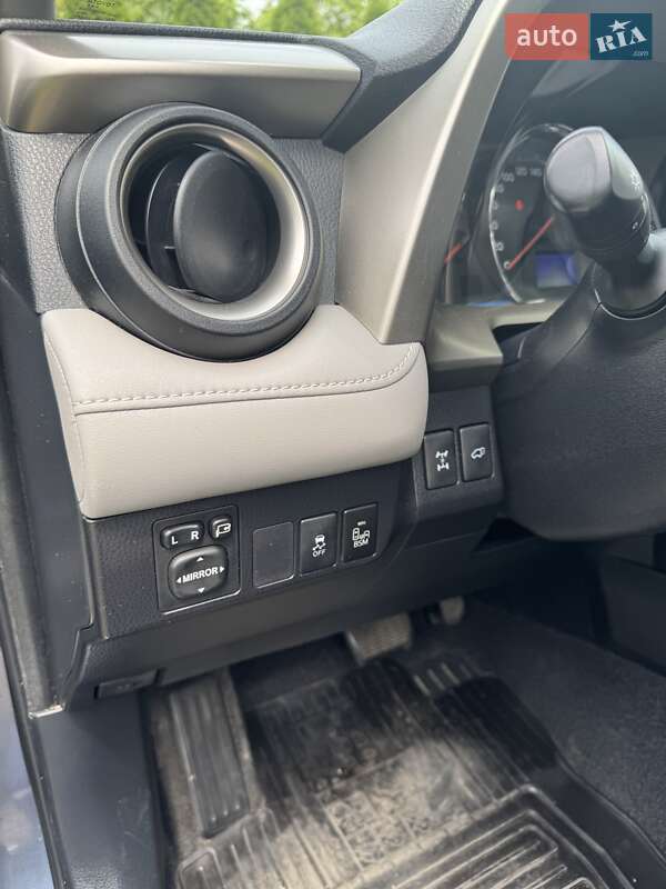 Позашляховик / Кросовер Toyota RAV4 2013 в Чернівцях