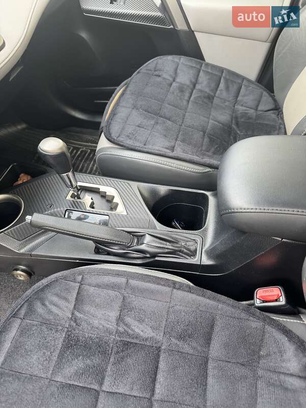 Позашляховик / Кросовер Toyota RAV4 2013 в Чернівцях