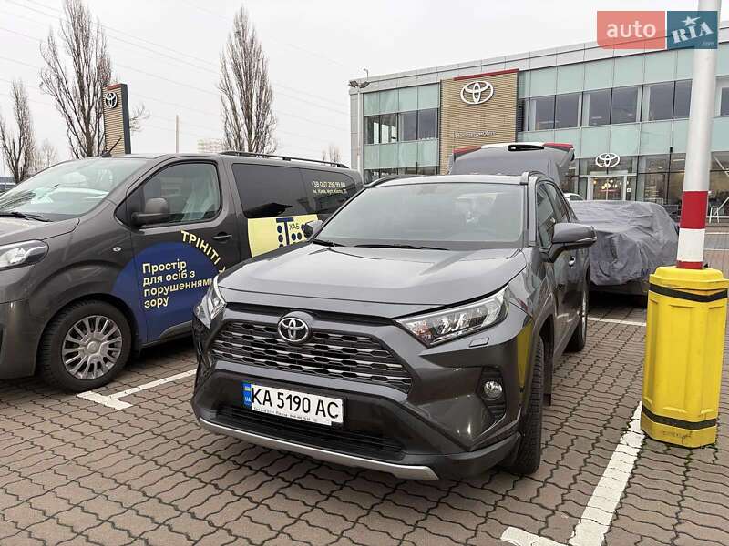 Внедорожник / Кроссовер Toyota RAV4 2019 в Киеве